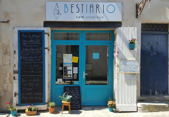 Enseigne pour le café Bestiario à La Rochelle