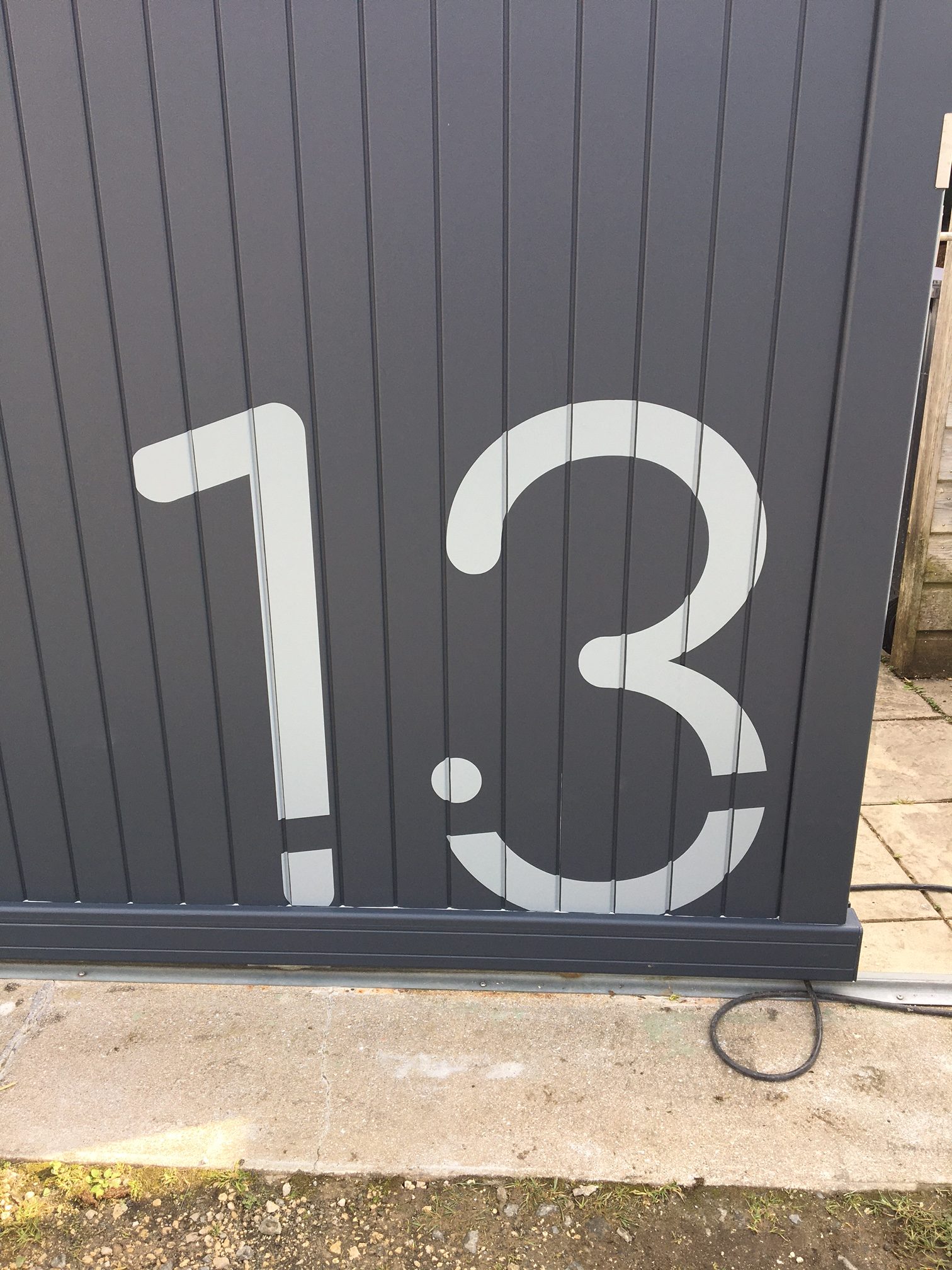 Numéro en vinyle sur portail